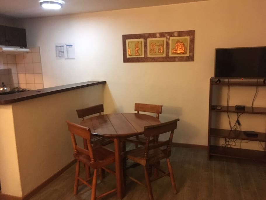 Mesa comedor y cocina integrada