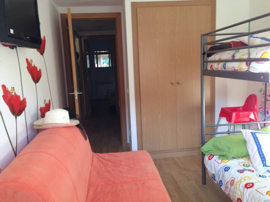 Habitacion con litera y sofa cama doble