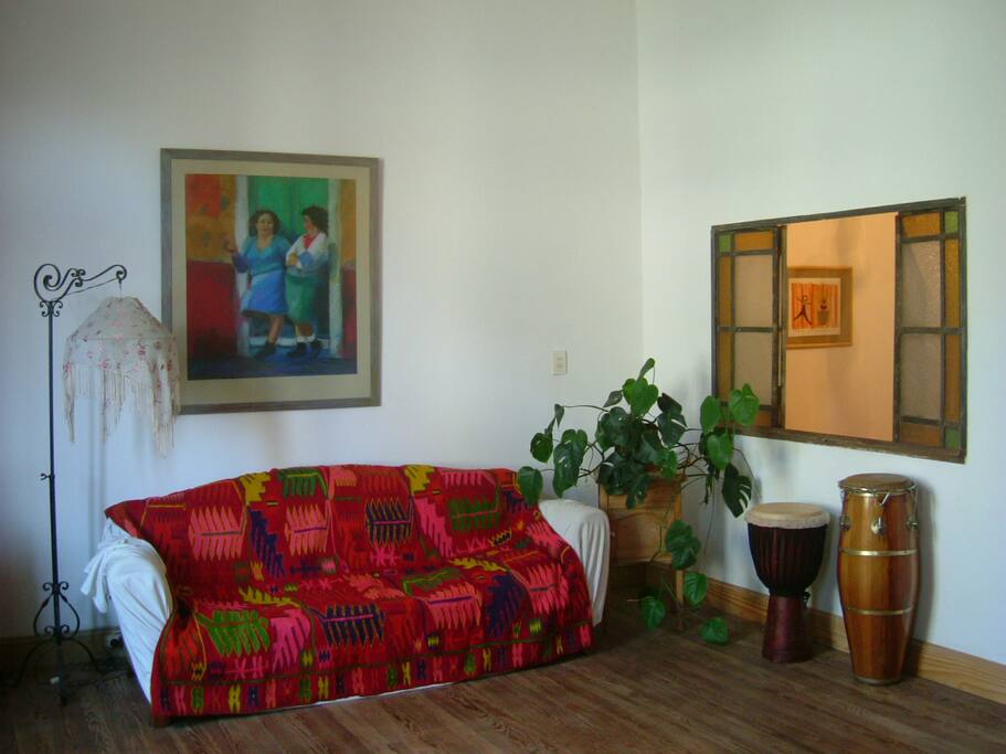 La amplitud del living con balcones a la calle
