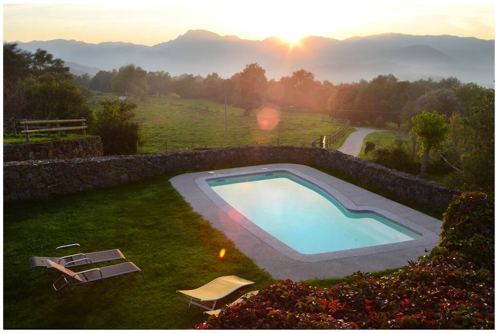 PISCINA CON VISTAS A LOS PIRINEOS Y A LOS VOLCANES