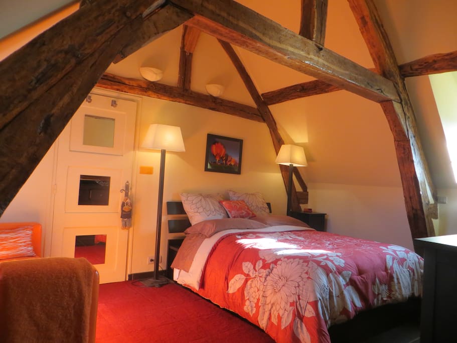 La 2éme chambre. A second bedroom .Individual radiator,plenty of drawer space "....nous avons particulièrement apprécié l'état de propreté et la décoration des deux chambres arrangées avec goût mettant en avant le charme de ce moulin chargé d'histoire." Frédéric