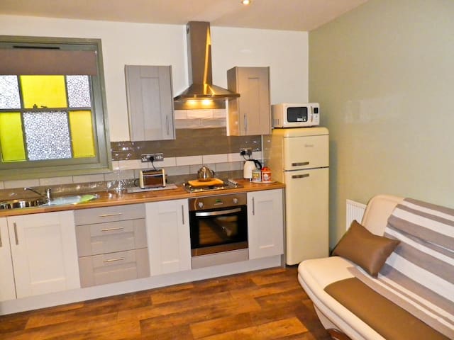 Refurbished Victorian miners cottage - Town centre
