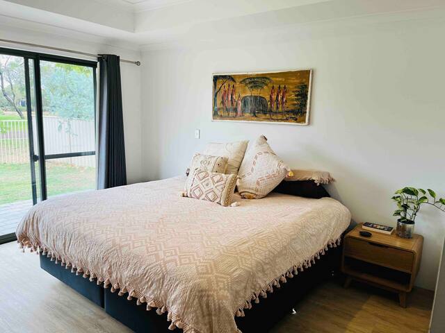 Cheerful 5 bedroom home with free parking onsite gallery image 5