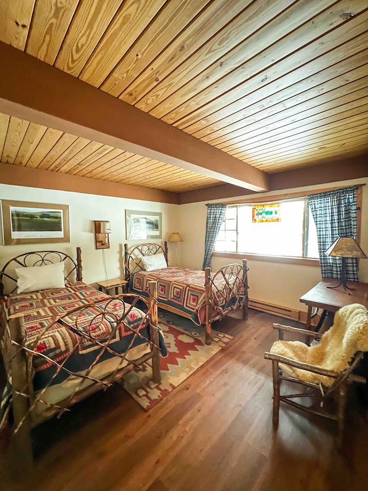 Spavaća soba na katu s 2 kreveta za jednu osobu