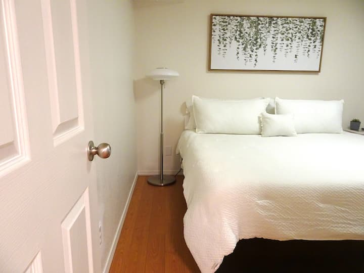 Fungua mlango wa Master Suite kwenye kitanda cha kukaribisha, chenye nafasi kubwa.