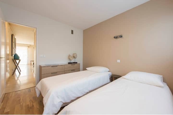 Chambre 2 : lita 2 rahisi ou 1 lit double 160x200 (kitanda cha ukubwa wa malkia au chumba cha kulala cha vitanda 2 vya mtu mmoja)