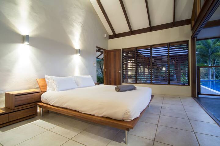 Shambhala Private Holiday House

Absolute privacy

35 minutes north of Port Douglas

3 bedrooms