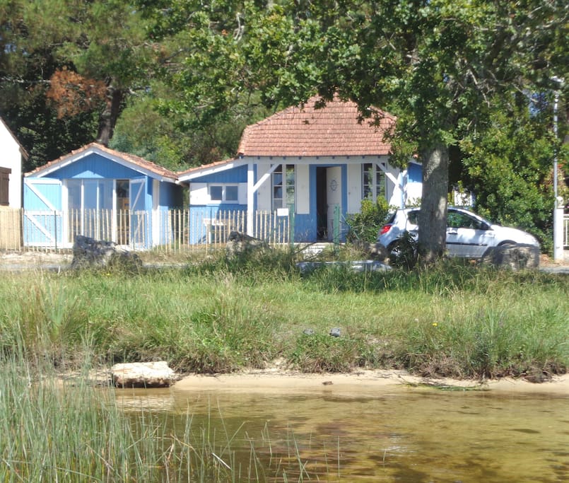 Vue de la maison depuis le lac (dépendance à gauche de la partie principale)