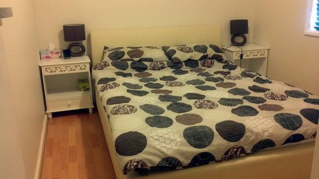 חדר שינה ראשון עם מיטת קווין סייז