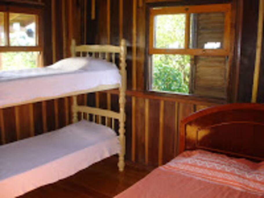 dormitório de casal, com sacada e vista para Oeste.