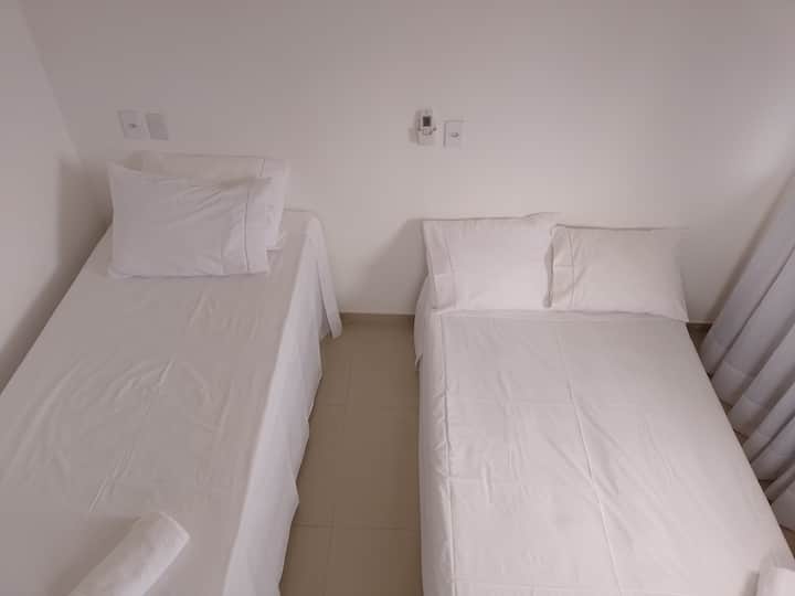 Dy krevate me një kuti pranverore! Dhoma e tretë e gjumit. Me ajër të kondicionuar.