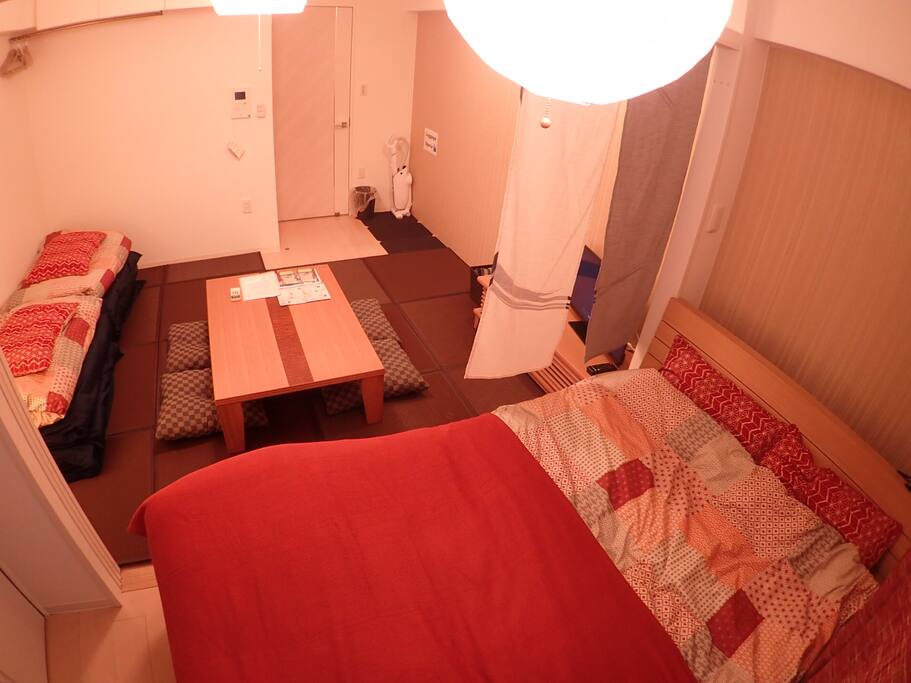畳の間
ダブルベッドもあります。ご家族にもご利用いただける、5人までのお部屋