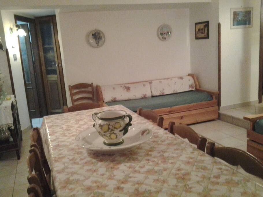Living in stile mediterraneo , costituito da un ampia tavola , due divani e angolo tv. Ideale per momenti di relax o allegri raduni , degustando le innumerevoli prelibatezze tipiche della zona