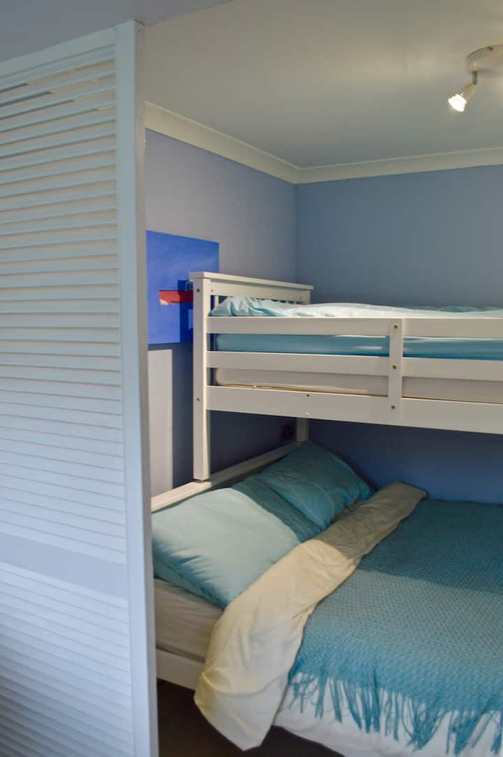 Oculto, detrás de puertas correderas para privacidad. Este es el segundo dormitorio con otra cama doble, combinado con una litera superior para una pequeña.