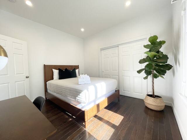 Stunning Craftsman Private Home in Jefferson Park! gallery image 4