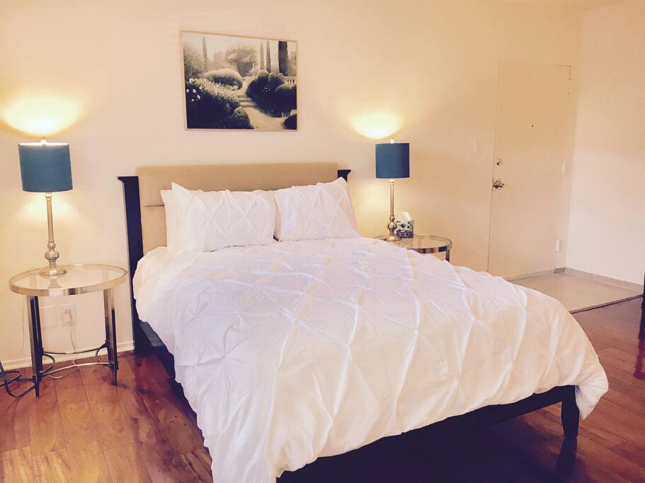 Queensize Bed in Front Room/Living Room