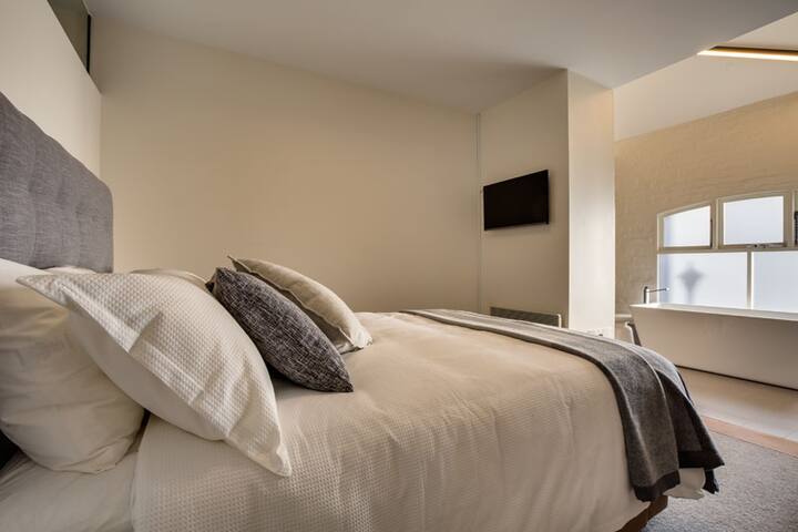 4 Bedroom Luxury Waterfront Apartment in Hobart gallery image 5