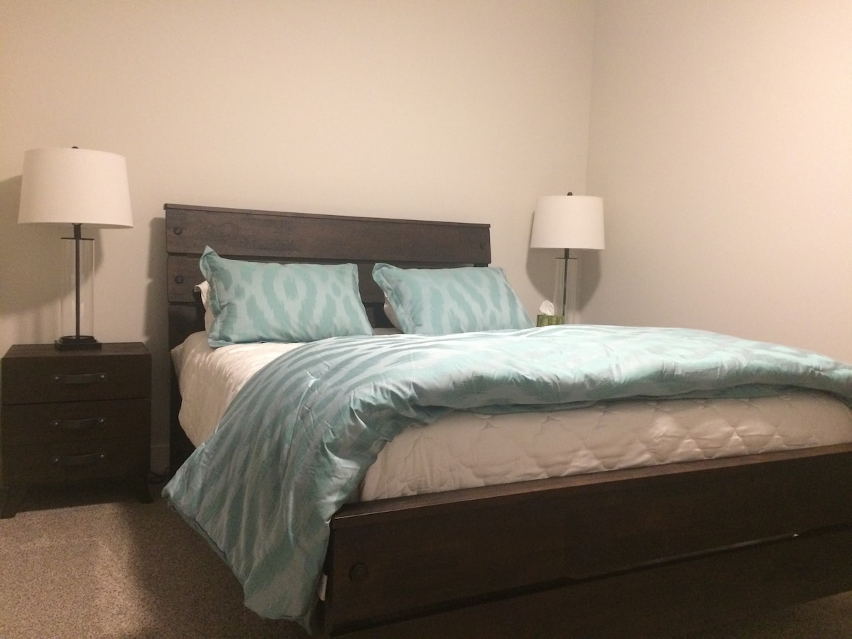 Спална соба на горниот кат. Брачен кревет (широк 150-179 см). Супер удобно. 