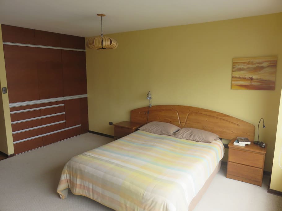 Closet moderno y espacioso