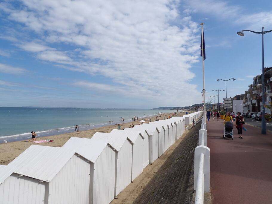 La proximité de la plage de Villers- sur Mer, située à 1,7 km de la maison ( et celle de Houlgate à 2,5 km ) toutes deux accessibles par des sentiers de randonnée