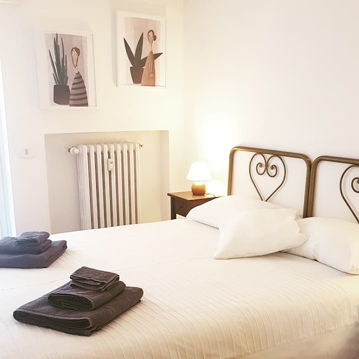 ห้องนอนพร้อมระเบียง/ห้องนอนคู่พร้อมระเบียงและตู้เสื้อผ้าบิลท์อินขนาดใหญ่