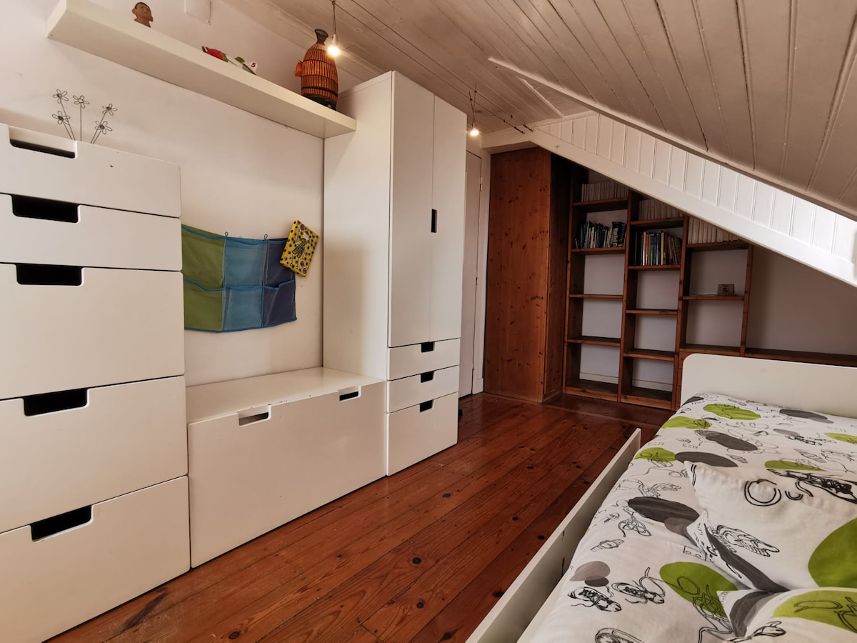 Second bedroom with 2 individuals beds of 90 * 200 cms.