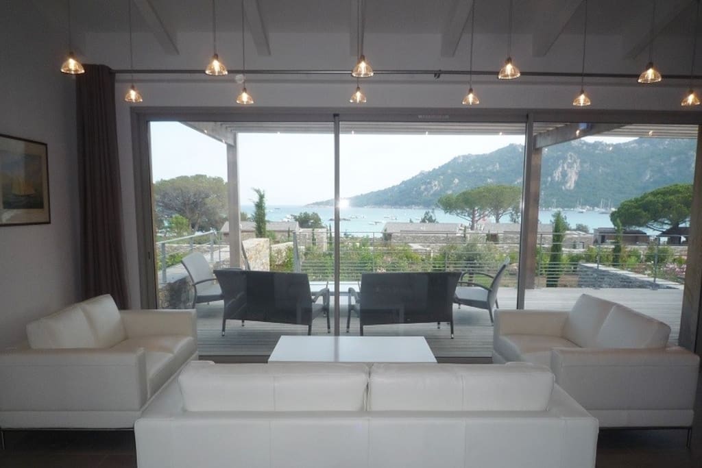 Vue prise du séjour et à travers la terrasse