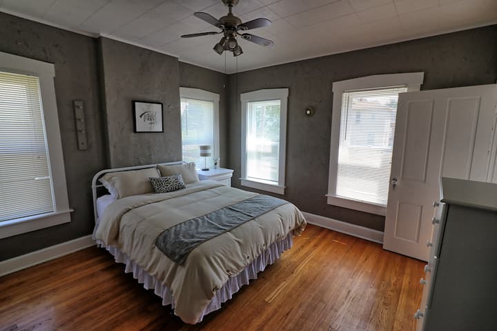 ห้องนอนชั้นสองพร้อมเตียงควีนไซส์