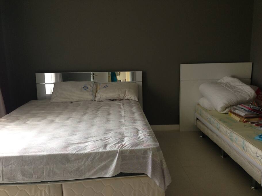 Suíte com cama de casal e duas camas de solteiro