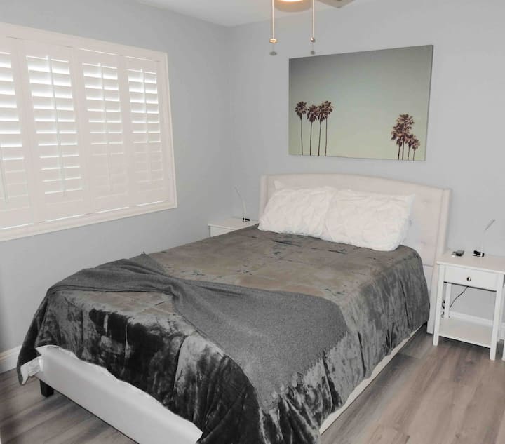 Спална соба 2 со голема бања поврзана со паметен телевизор и дополнителен кревет ако е потребно