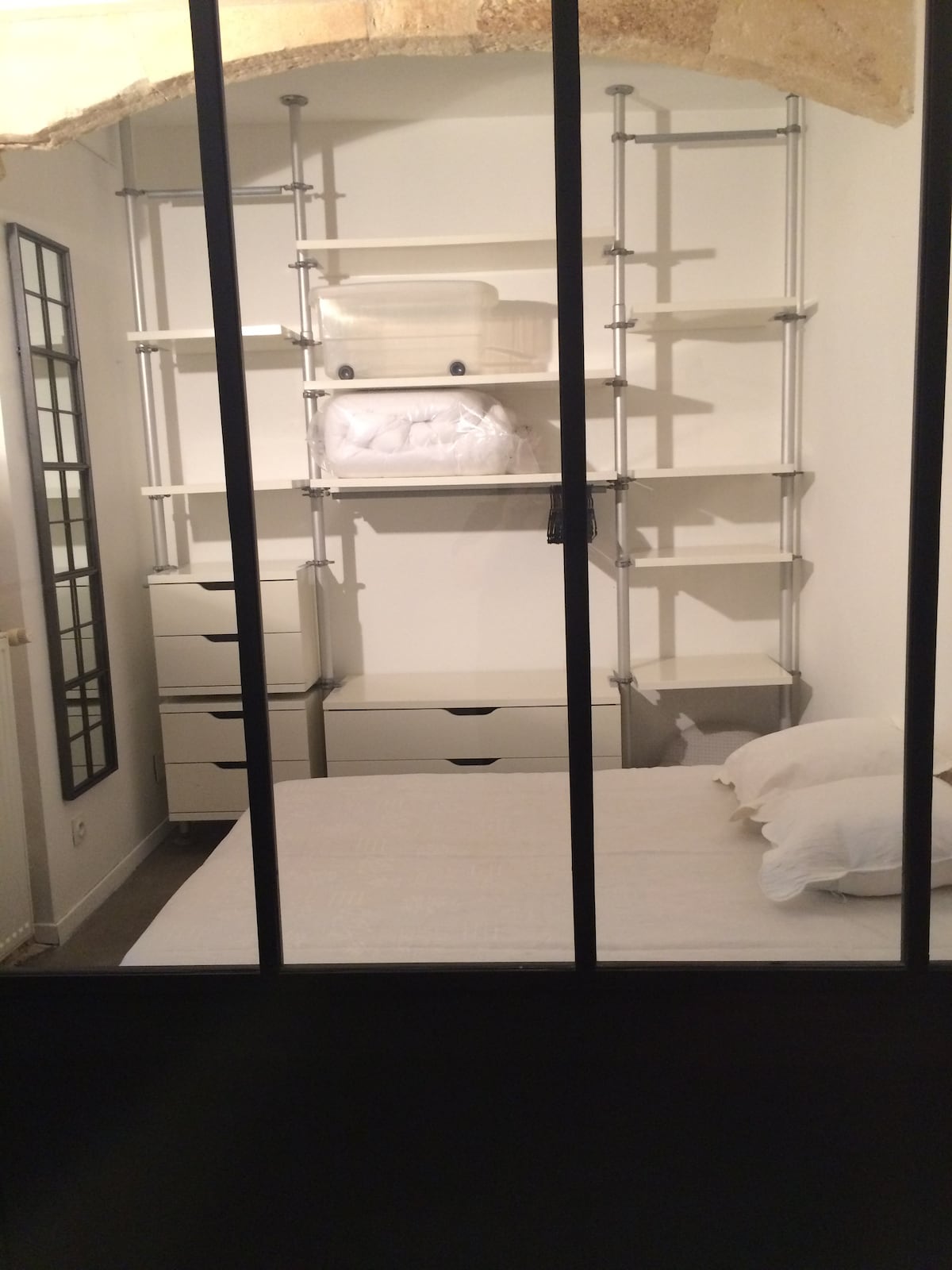 velika nadstrešnica između spavaće sobe i radnog stola