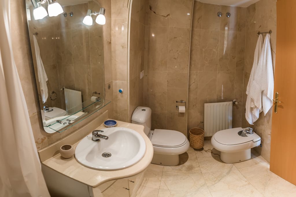Main en-suite bathroom