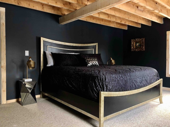 Gatsby Room (King size bed)
2nd Floor