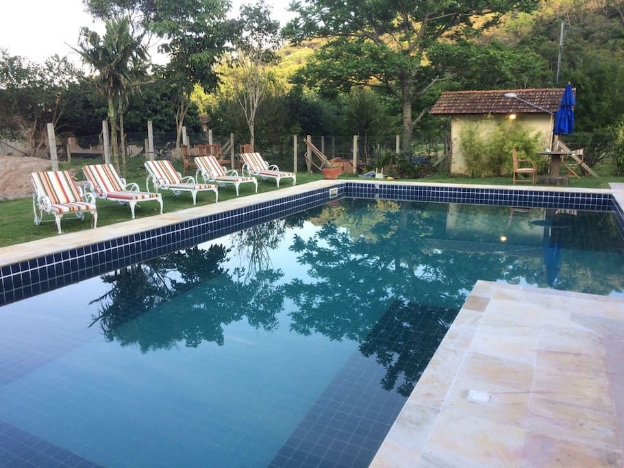 Piscina com espreguiçadeiras