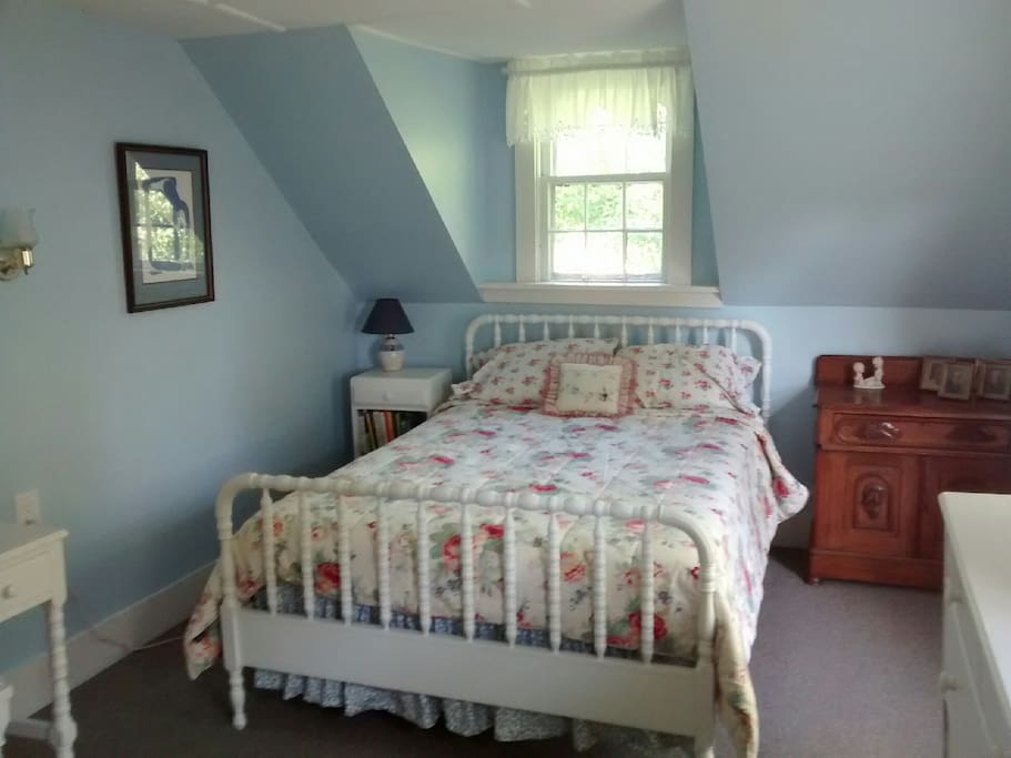 Full size antique bed