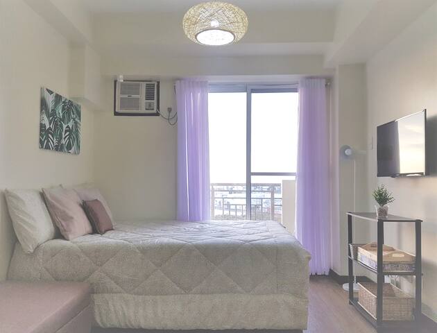 Cozy 1BR QC Resort Condo w/ Fiber Wifi + Netflix