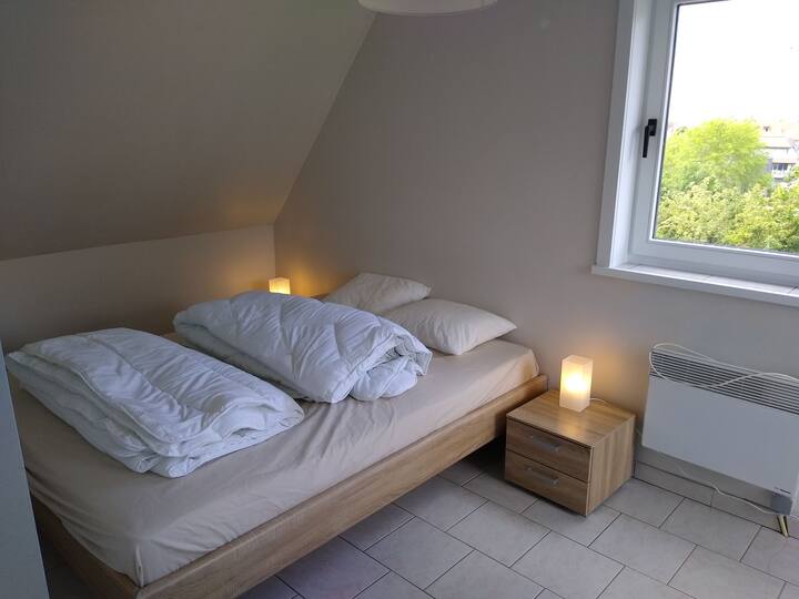 Grande chambre à coucher avec lit double (matelas 1,60-2,00), oreillers, couvertures en duvet et parc pour enfants