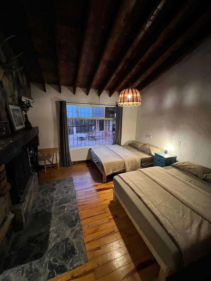 חדר שינה ראשי עם אח ומיטות מותג חדשות של אמה, טעים 