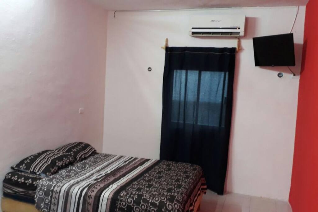 Cuarto con dos camas matrimoniales, tv con cable y Aire Acondicionado.