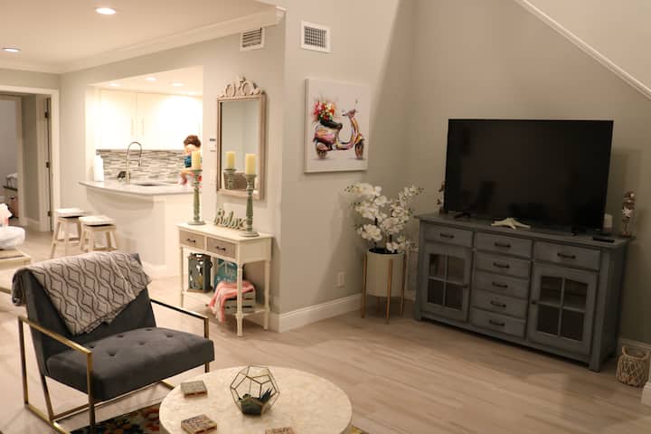 Изглед от всекидневната към кухнята