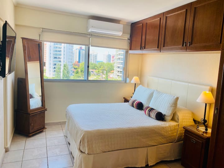 พื้นที่ห้องนอนพร้อมเตียงคู่ตู้เสื้อผ้าและสมาร์ททีวี