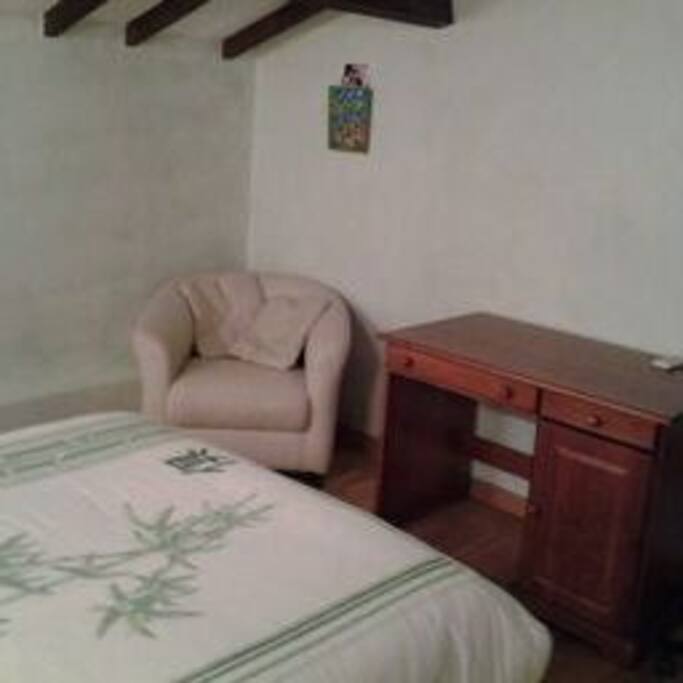 pièce confortable avec bureau et télé