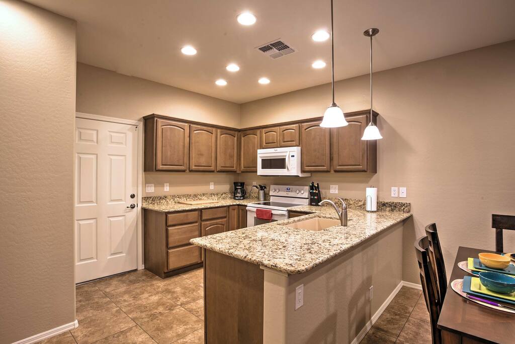 Look forward to preparing tasty meals in the fully equipped kitchen.