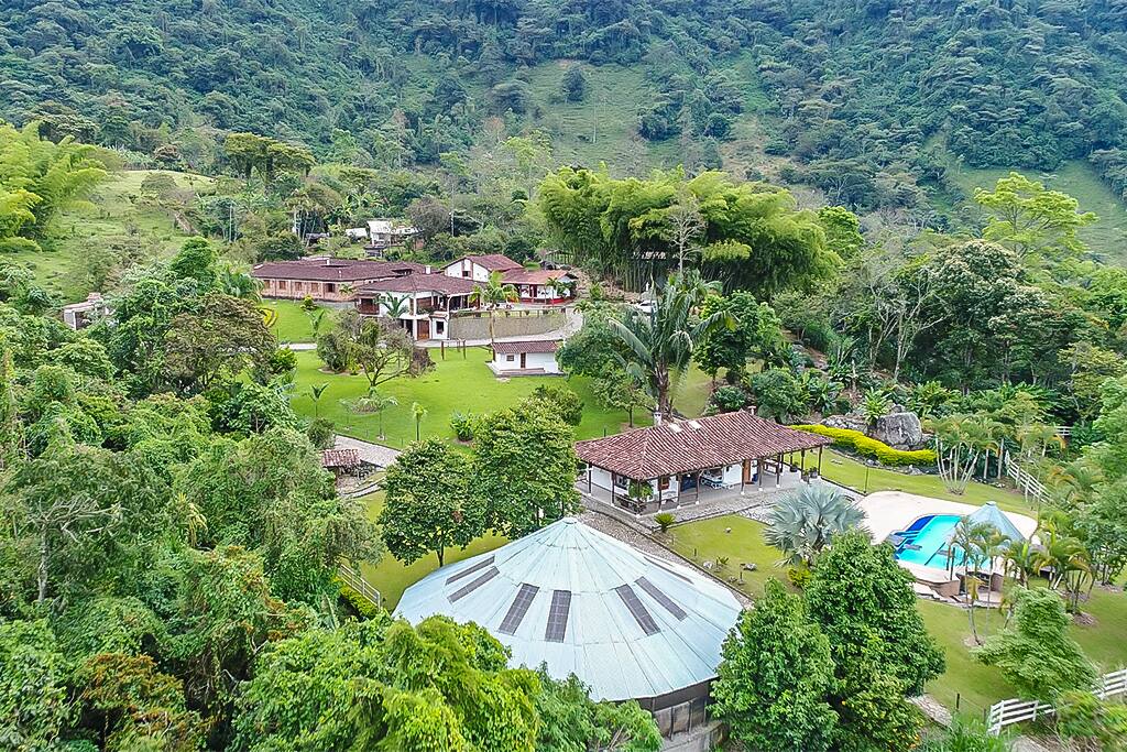 Estratégicamente ubicada en la ladera de la Reserva de Cerro Bravo