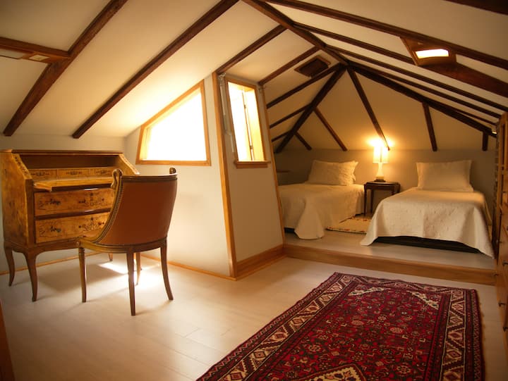Loft bedroom


2 twin beds