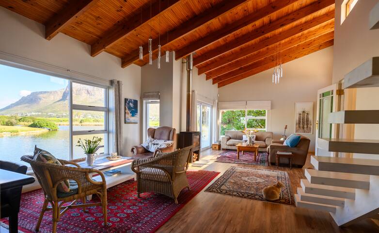 Large family home on the Lake. gallery image 3