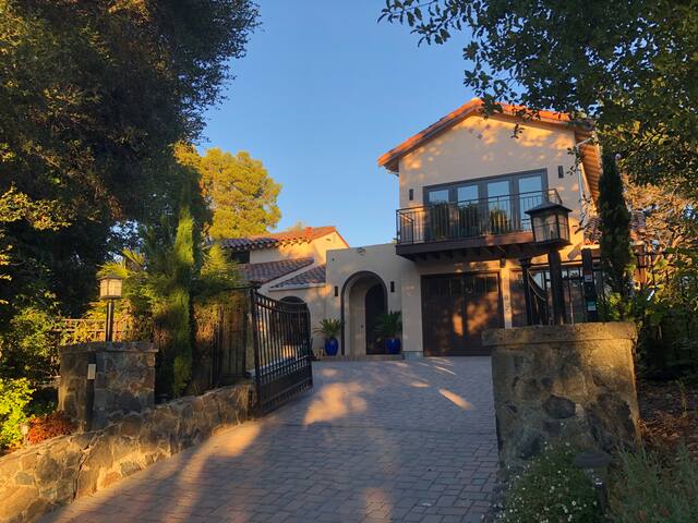 4-5 bedrm, 4-5 bath luxury home with pool, hot tub gallery image 5