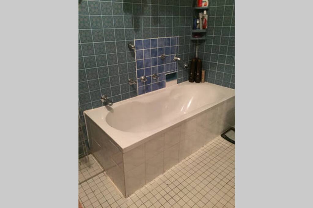 shared bathroom / Badewanne im gemeinsamen Badezimmer
