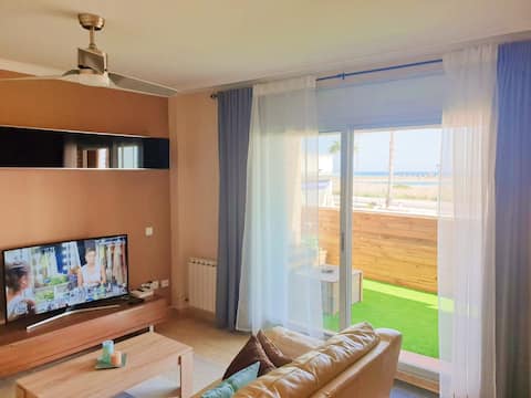 Apartment for 5 in front of the sea with pool