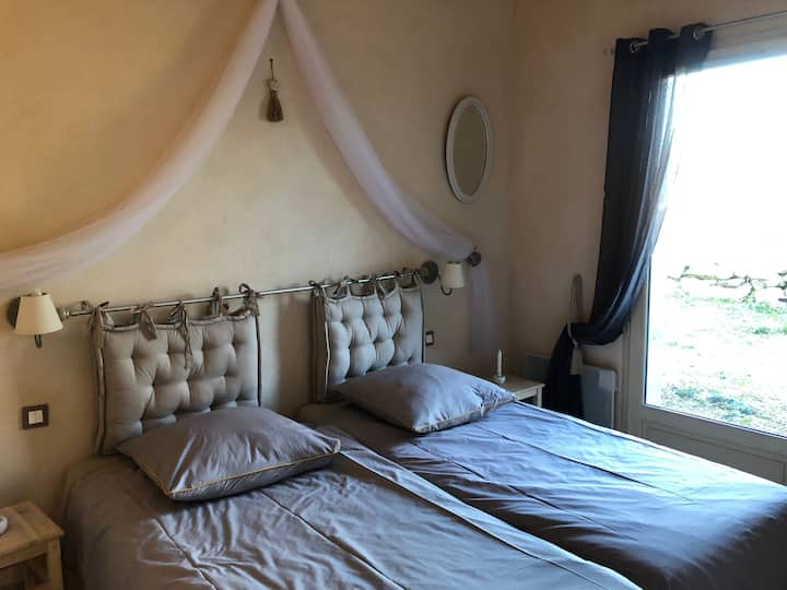 chumba cha kulala 2 badala ya watoto; vitanda vinaweza kuletwa pamoja kwa wanandoa, mfiduo wa kaskazini na maoni ya bustani  